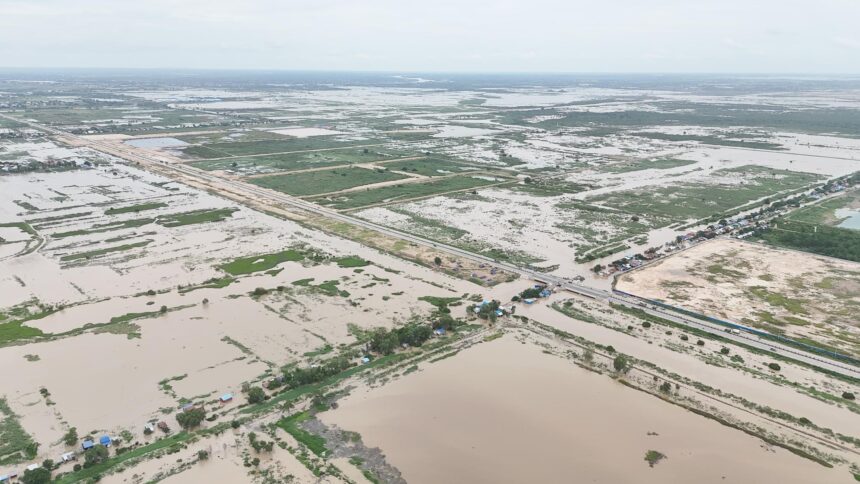 ដើម្បីកុំឲ្យជំនន់ទឹកភ្លៀងហូរចូលលិចតំបន់គម្រោងអាកាសយានដ្ឋានអន្តរជាតិតេជោ រដ្ឋមន្រ្តីបញ្ជាឱ្យកាត់ផ្តាច់ទំនប់ត្រង់ប្រឡាយ៩៤