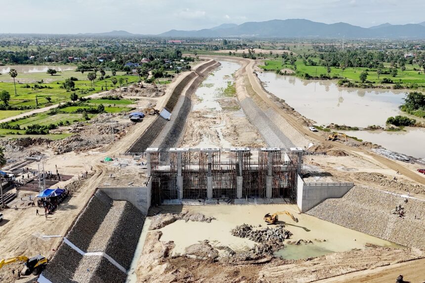 សំណង់ស្ទាក់ទឹក និងប្រព័ន្ធរំដោះទឹកស្ទឹងតូចកុំឲ្យលិចលង់ចូលភ្នំពេញ និងតំបន់រណបសម្រេចបាន ៨៩%