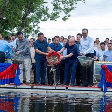 អភិបាលខេត្តពីររូបរួមគ្នាប្រលែងបង្កងចំនួន ២០០០ក្បាលចូលក្នុងបឹងតាកែវ