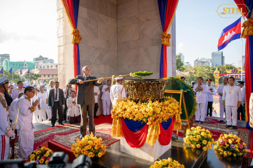 ព្រះមហាក្សត្រ យាងព្រះរាជពិធីពន្លត់ទៀនជ័យ នៃទិវាបុណ្យឯករាជ្យជាតិ ៩វិច្ឆិកា