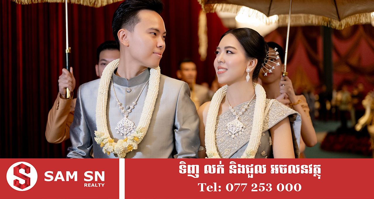 777 ឈុតទទួលផ្កាស្លាពណ៌ទឹកប្រាក់កូនអ្នកអភិជនគូនេះ សមជាមួយស្បែកជើង Jimmy Choo